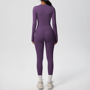 Vista posteriore del set yoga viola con maglia a maniche lunghe e leggings a vita alta