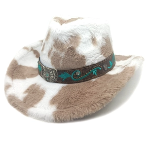Détail du chapeau de cow-boy à motif vache avec broderie turquoise et boucle fleur