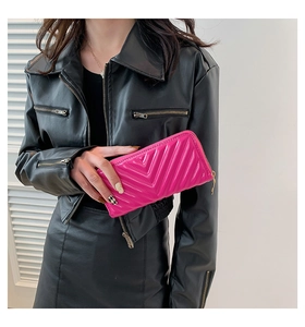 Détail du portefeuille long rose avec matelassage en V et fermeture éclair dorée
