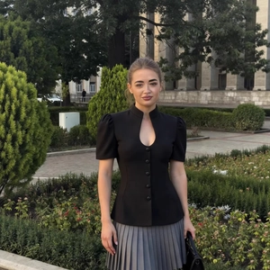 Damen Set mit schwarzem Kurzarm-Oberteil, Stehkragen und grauem Plisseerock im Slim-Fit