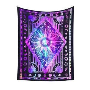 Detailaufnahme von Boho Galaxie Wandbehang mit Mond und Sternen aus Polyesterstoff