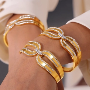 Bracelet jonc ouvert en titane plaqué or 18k avec sertissage géométrique de diamants