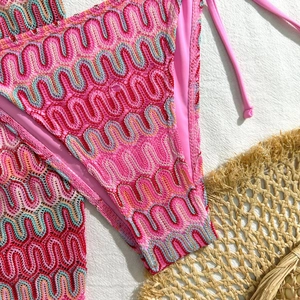 Vue détaillée du bas de bikini au crochet avec motifs zigzag roses et liens sur les côtés