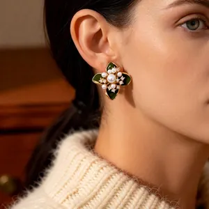 Élégantes boucles d'oreilles fleur à quatre feuilles plaquées or 18k et perles