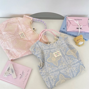 Détails de broderie papillon et de dentelle sur des sacs cabas élégants pour femmes