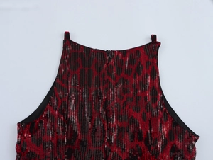 Détail des paillettes sur le top licou rouge et noir avec fermeture éclair au dos