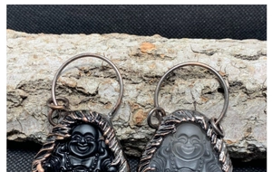 Details von geschnitzten Buddha-Anhängern mit Bronze-Metallrahmen auf Rindenhintergrund