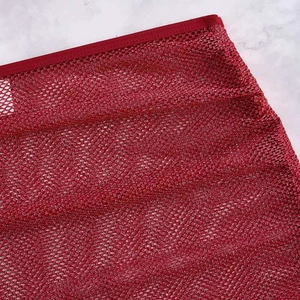 Détail du tissu en maille bordeaux avec paillettes et texture scintillante