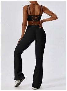 Vue arrière d'un ensemble de yoga noir côtelé avec brassière croisée et pantalon évasé