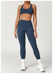 Dettaglio dei leggings da yoga a vita alta e reggiseno sportivo in blu petrolio