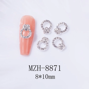 Détail macro de strass pour nail art en forme de cœur creux 8x10mm en alliage argenté sur présentoir