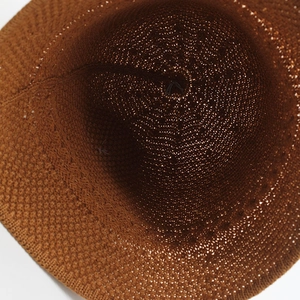 Detailansicht des braunen Strickhutes mit atmungsaktivem Mesh und innerer Kronenstruktur