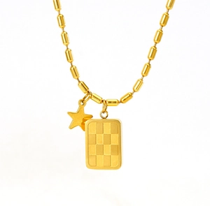 Détail du collier en acier titane doré avec pendentifs étoile et carré à damier