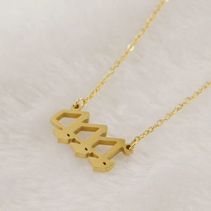 Détail du collier en acier inoxydable 18K avec pendentif chiffre 444 sur fourrure blanche