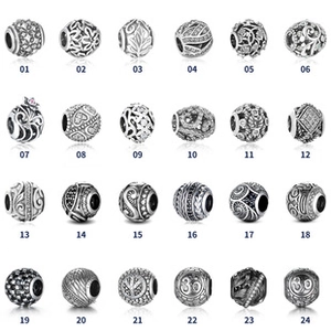 Vista macro de 24 dijes de conejo únicos en plata de ley 925 para creación de joyas