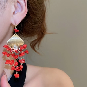 Boucles d'oreilles pendantes à pompons de pierre rouge et papillon doré