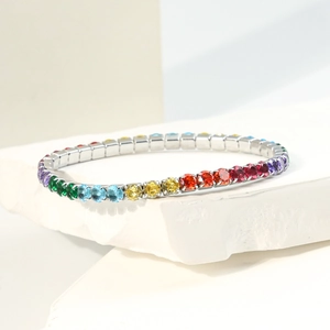 Vue détaillée du bracelet tennis avec zircons arc-en-ciel et monture en métal argenté