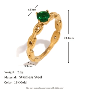 Bague chaîne en acier inoxydable plaqué or 18K avec pierre émeraude verte sur fond blanc
