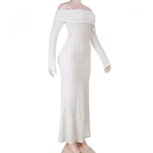 Détail d'une robe de soirée à épaules dénudées en tissu texturé blanc et plis taille