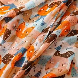 Dettaglio del tessuto leggero in chiffon con stampa di gatti carini per sciarpa donna