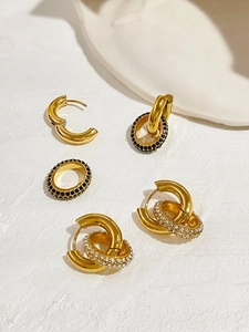 Détail de boucles d'oreilles et bague plaquées or 18 carats avec cristaux pavés noirs