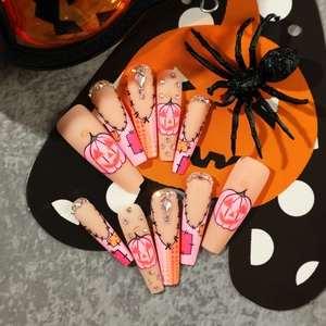 Faux ongles Halloween cercueil avec french rose, motifs citrouille et strass