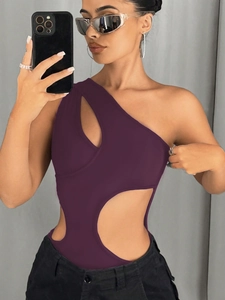 Detalle de body color ciruela con un solo hombro, aberturas asimétricas y corte ajustado