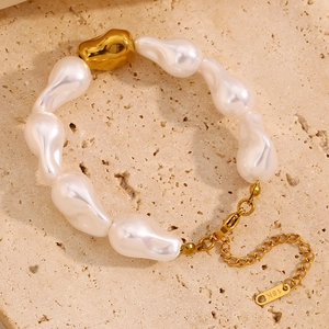 Détail du bracelet en perles baroques plaqué or 18 carats avec chaîne en métal réglable