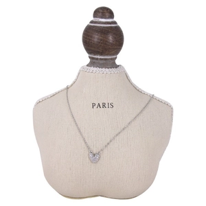 Collier avec pendentif cœur en argent et cristaux sur un présentoir de buste vintage