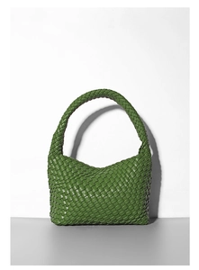 Dettaglio borsa hobo intrecciata verde in pelle PU con trama definita e forma arrotondata