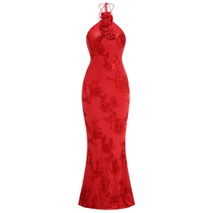 Robe longue rouge dos nu avec broderie florale 3D et détails en dentelle élégante