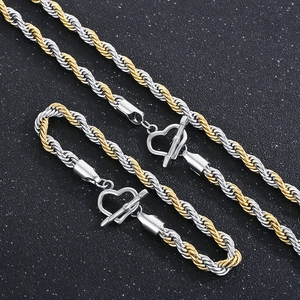 Detailansicht der zweifarbigen gold-silbernen Kordelkette mit Herz-Knebelverschluss