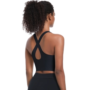 Détail du design des bretelles croisées au dos d'un soutien-gorge de sport noir