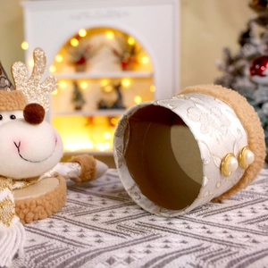 Dettaglio del barattolo di Natale a renna in peluche con perle dorate e tessuto jacquard