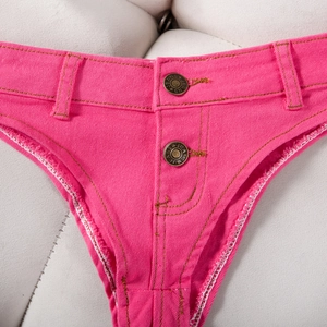 Détails du micro short en jean rose fuchsia avec bouton en métal et bords effilochés