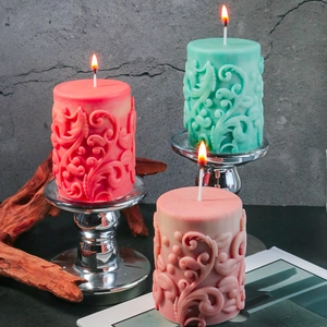 Juego de velas cilíndricas en relieve rojo, verde y rosa en candelabros de plata