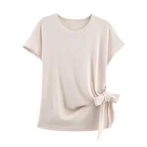 Haut en tricot beige clair pour femme avec détail de nœud latéral sur fond blanc