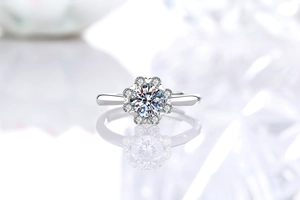 Dettaglio macro di anello girasole in moissanite con montatura a griffe su specchio