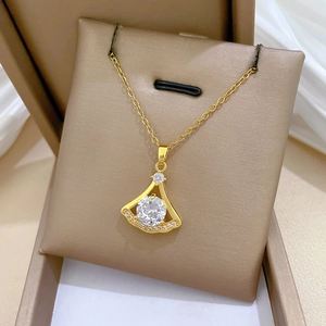 Élégant collier pendentif éventail doré avec zircons étincelants sur un écrin