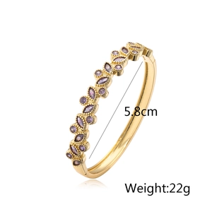 Detalle de brazalete dorado con piedras marquesa púrpuras, 5,8 cm de diámetro y 22 g