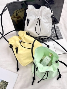 Borsa a secchiello minimalista con coulisse nei colori bianco, giallo e verde menta