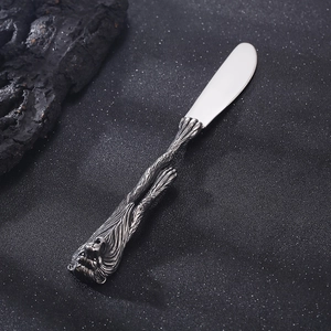 Punk Vintage Edelstahl Buttermesser mit Silberklinge und Löwenkopfgriff im Detail