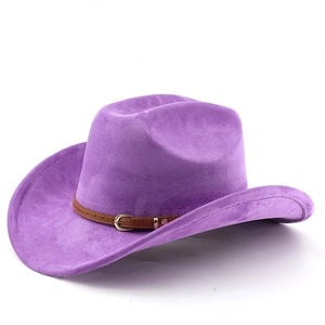 Chapeau de cowboy western violet à large bord avec ceinture en similicuir marron et boucle