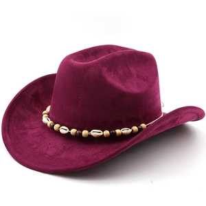 Détail d'un chapeau de cowboy bordeaux en faux daim avec ruban ethnique en perles et coquillages