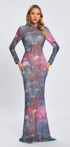 Détail de l'imprimé galaxie et des strass sur une robe longue à manches longues