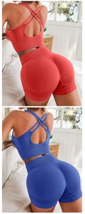 Détail de la brassière de sport croisée et du short de yoga sans couture rouge et bleu