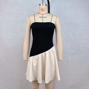 Détail de la robe patchwork plissée avec corsage noir et jupe blanche fluide