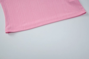 Vista macro dettagliata della trama del tessuto rosa a coste con cuciture fini a riga singola