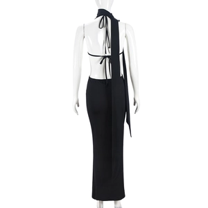 Dos nu d'une robe longue licou noire avec détails de rubans et silhouette ajustée élégante