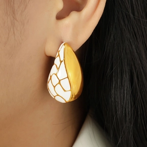 Boucles d'oreilles rétro françaises en émail blanc et or avec texture artistique